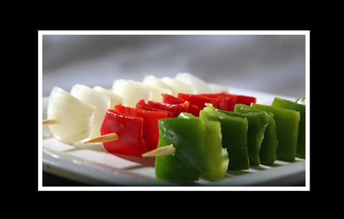 Parts d’oignons et poivrons pour brochettes